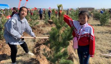 呼和浩特市生态屏障再添新绿 500位志愿者种下15亩公益林