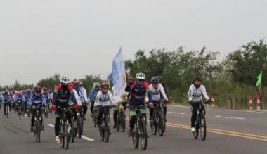 “乌拉特农商银行杯”首届环乌梁素海公路自行车赛开赛