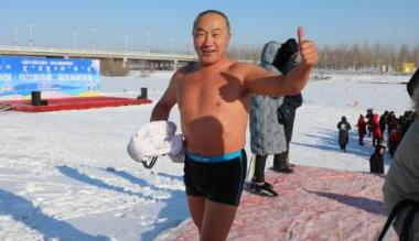 乌兰浩特第二届冬泳邀请赛精彩上演