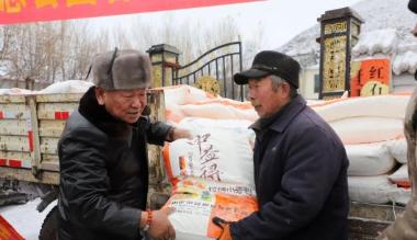 内蒙古一旅游景区为村民捐赠价值20万元年货