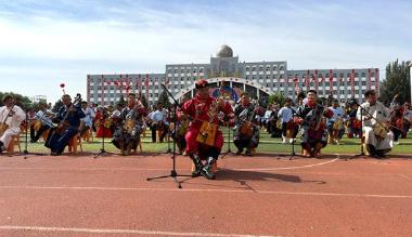 2356名全国各地马头琴手在内蒙古赤峰市合奏创吉尼斯世界纪录