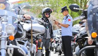 内蒙古二连边检站：开通绿色通道 护航中蒙跨境机车团