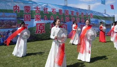 红石崖草原敖包旅游节开幕，“千人锅” 牦牛宴飘香草原
