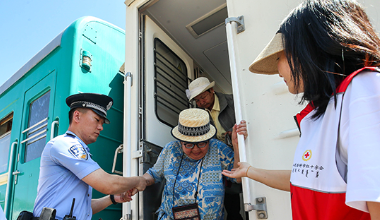 内蒙古：护航光明之旅 2025年“一带一路·光明行”蒙古国行动患者从二连铁路口岸入境