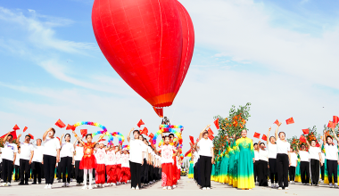 2025全国热气球挑战赛暨磴口县华莱士嘉年华启幕