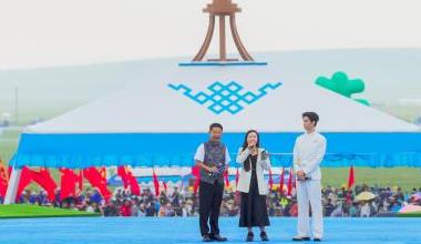 2025那达慕游客秒变草原“团宠”