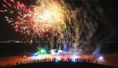 乌海“沙漠看海音乐会”点亮沙漠