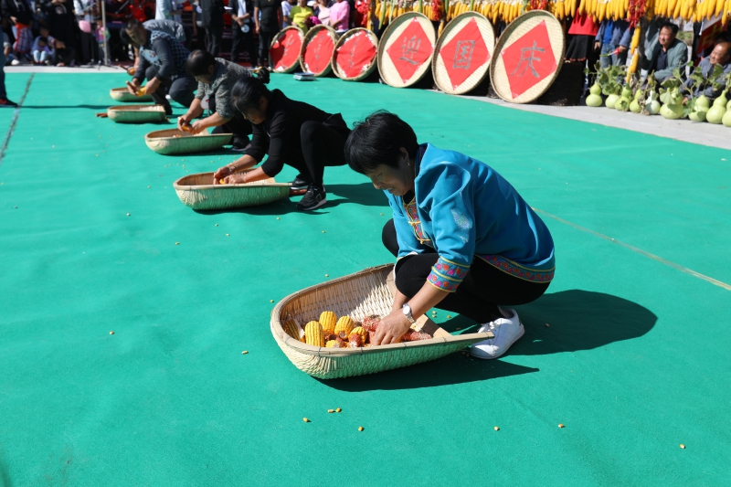 徒手搓玉米比赛现场2 梁子晶摄(1).jpg