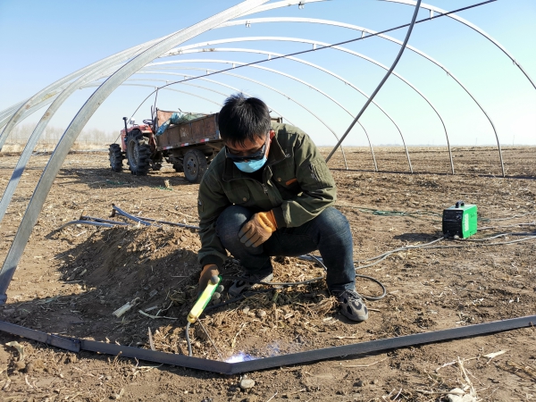 图三：农民正在搭建蔬菜育苗大棚(1).jpg