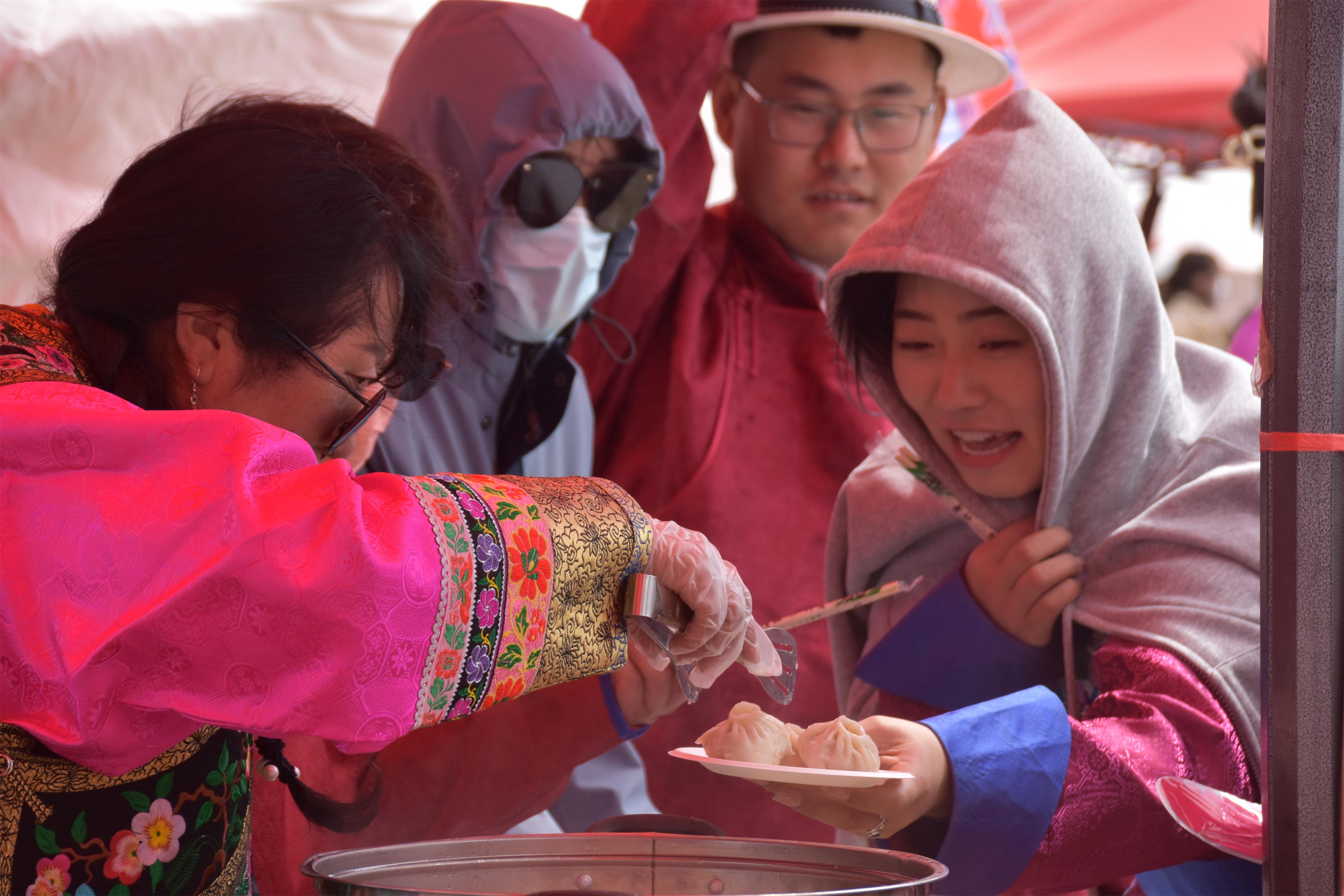 品尝蒙古包子 董亮摄.jpg