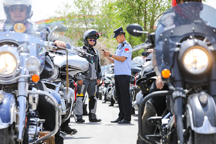 图4：2025年6月5日，二连出入境边防检查站移民管理警察快速验放摩托车自驾旅游团。（郭鹏杰-摄）.jpg