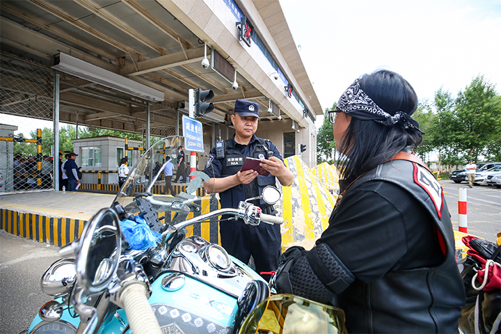 图5：2025年6月5日，二连出入境边防检查站移民管理警察快速验放摩托车自驾旅游团。（郭鹏杰-摄）.jpg