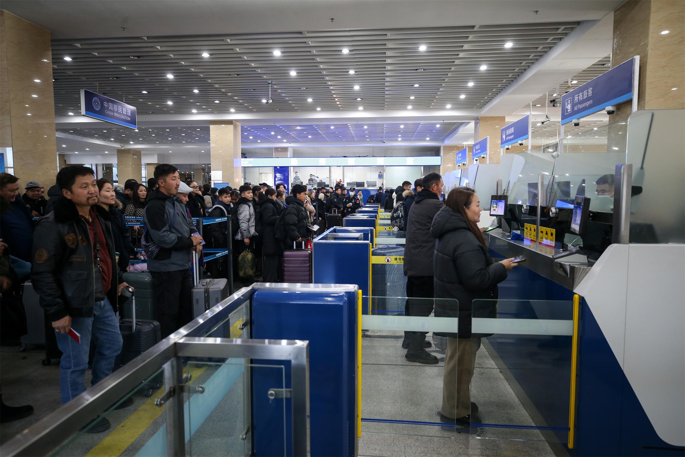 1763623459089017248.jpg 图8:2025年11月20日,二连出入境边防检查站移民管理警察为旅客办理入境手续。.jpg