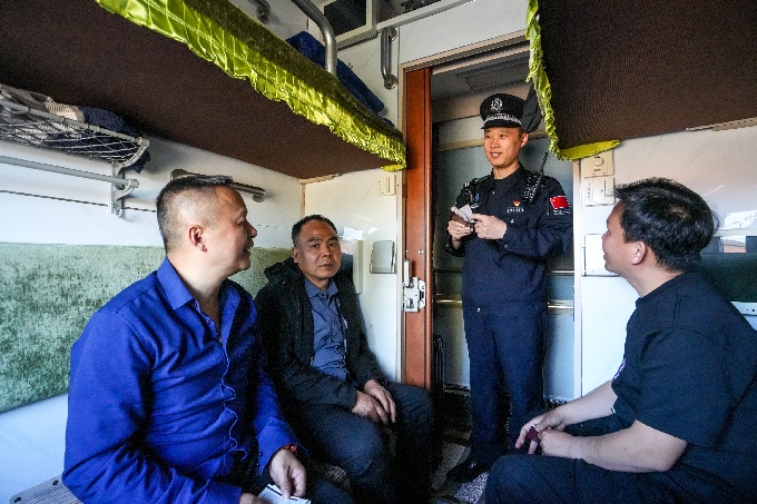 图1：2026年4月24日，二连出入境边防检查站移民管理警察，为乘坐中蒙国际旅客列车的旅客办理通关手续。(1).jpg